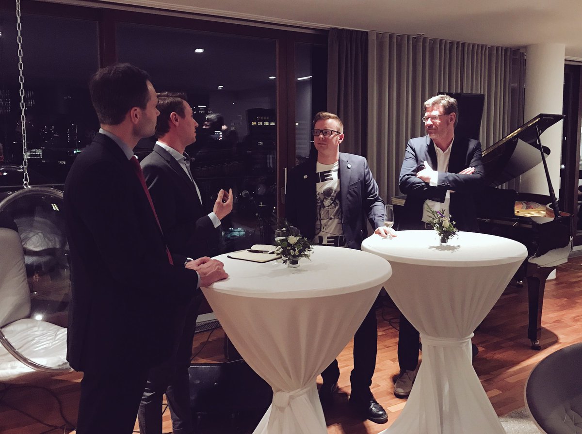 .<a href="/KaiMykkanen/">Kai Mykkänen</a> trifft Vertreter der deutschen und #finnisch'en #Musikindustrie. <a href="/musicfinland/">Music Finland</a> <a href="/AusFinnland/">Aus Finnland</a> @Reeperbahn_Fest <a href="/intromagazin/">Intro</a>