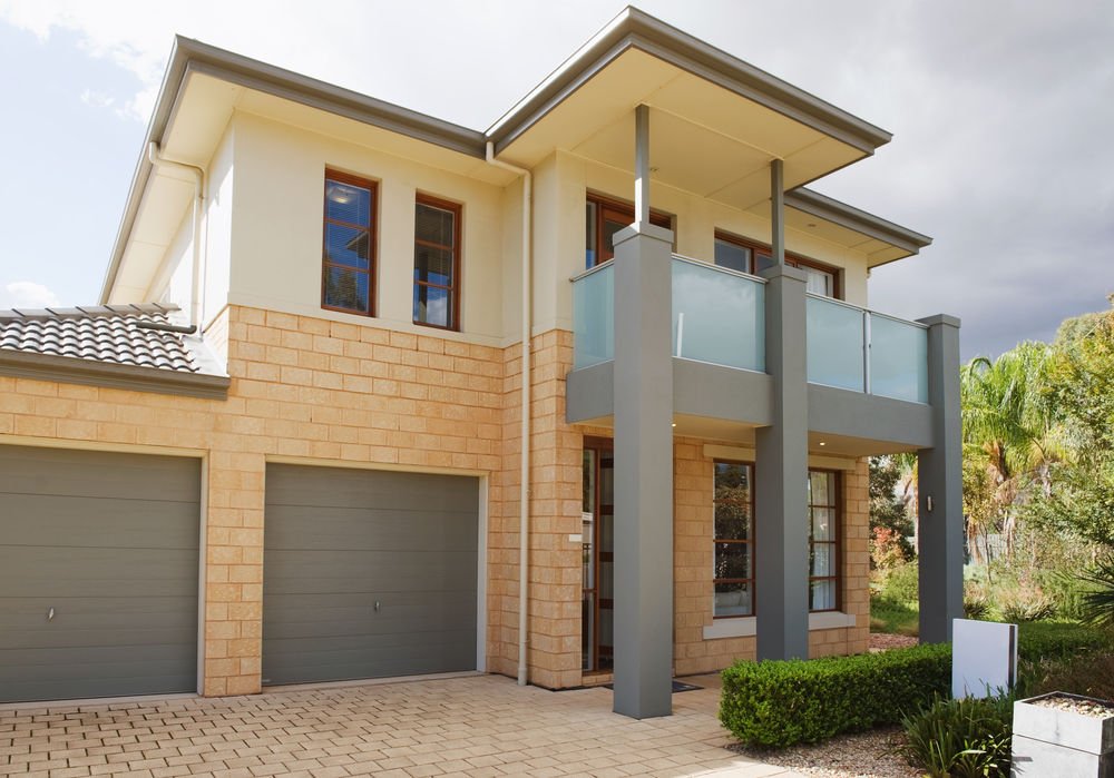 VIPFLrealestate's tweet photo. The way that the patterned driveway continues onto the exterior of this home is... https://t.co/qlMl0P6AhN https://t.co/8m6cAoknUn