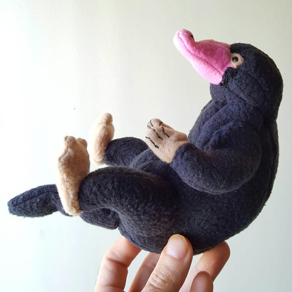 popfresco's tweet photo. Just made this Niffler, hand sewn w/ belly pocket https://t.co/ZqGy8NyWxd 
#handmade #HARRYPOTTER #FantasticBeasts https://t.co/bCVRoFgqRB