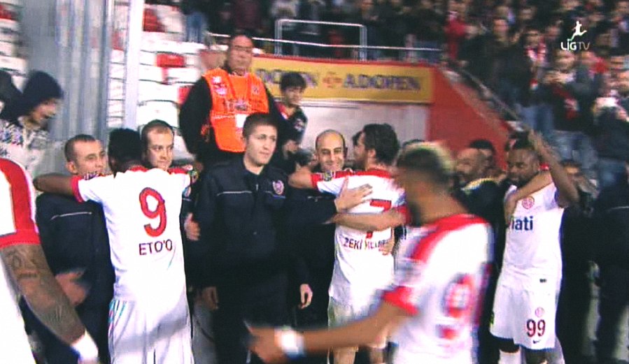 Antalyasporlu oyuncuların emniyet görevlileri ile gol sevinci.