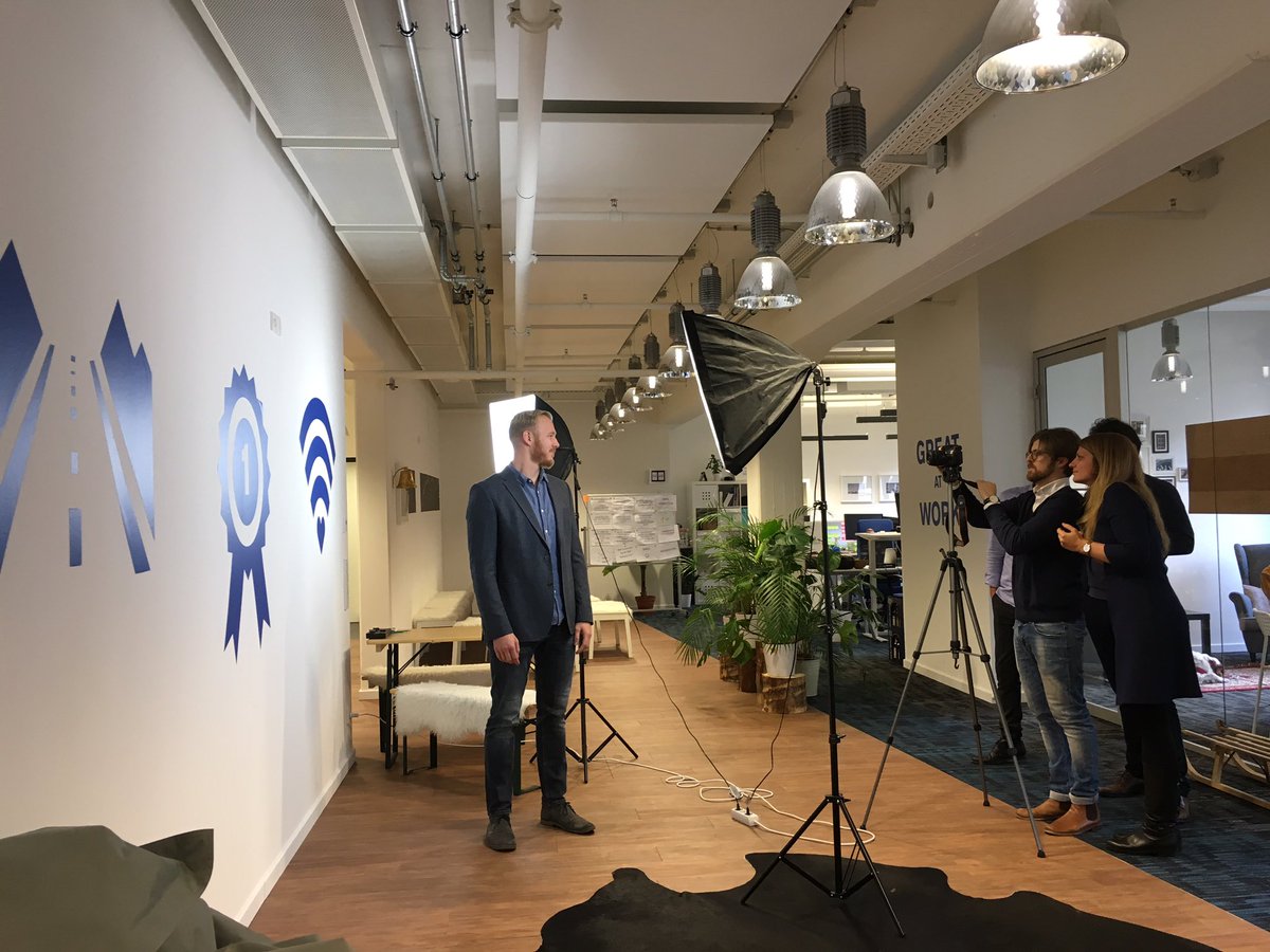 benify_DE's tweet photo. Spontanes Sales #photoshooting at #benify. #presentyourself #funatwork with @Neknurb &@micamaci https://t.co/ZNzcchLaRz