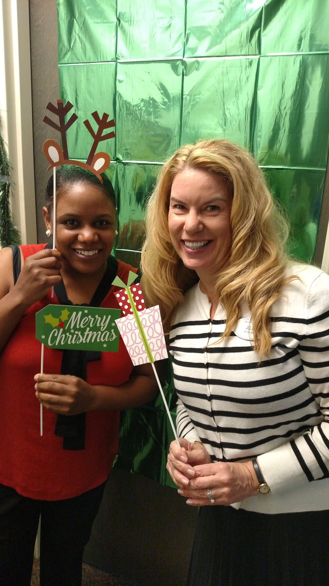 MandyRecruits's tweet photo. @IrshaunPIs and I have our photo booth ready! If you are in Casting make sure to stop by! #disneyrecruiter #holidayspirit https://t.co/ylky2QmGEV