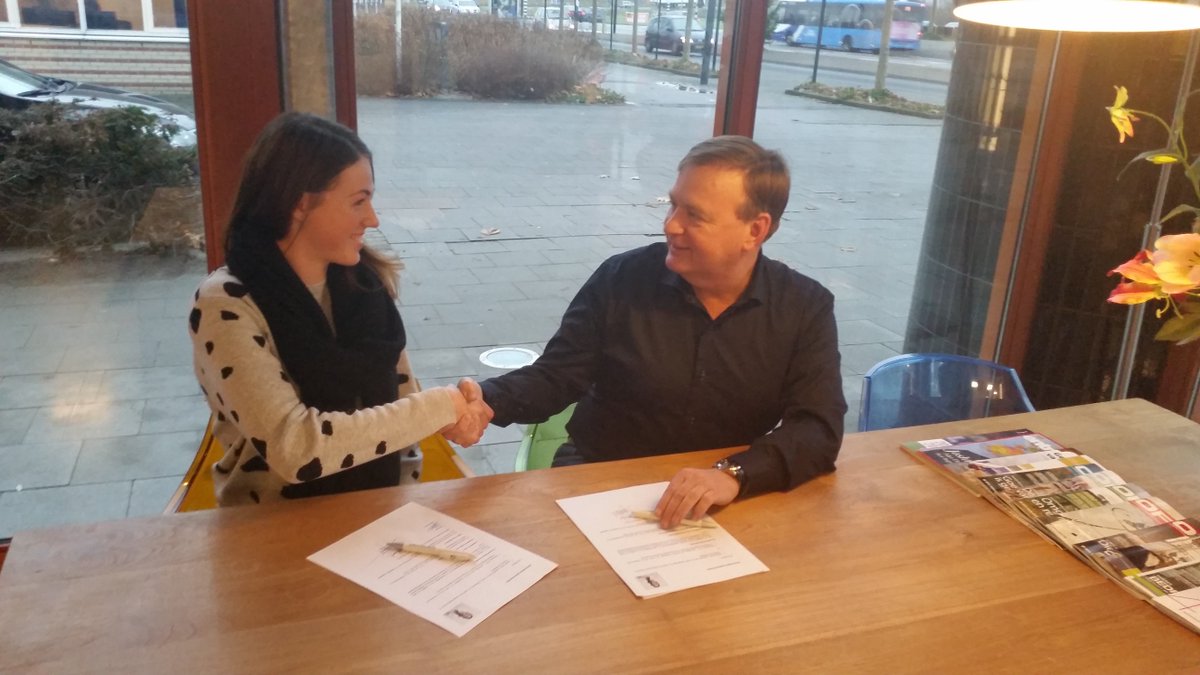 Bentacera's tweet photo. Professioneel schaatster @janinesmit91 was zojuist bij ons voor een sponsorcontract. Trots dat we haar mogen sponsoren! #bentacera https://t.co/2J4b4SEHZf