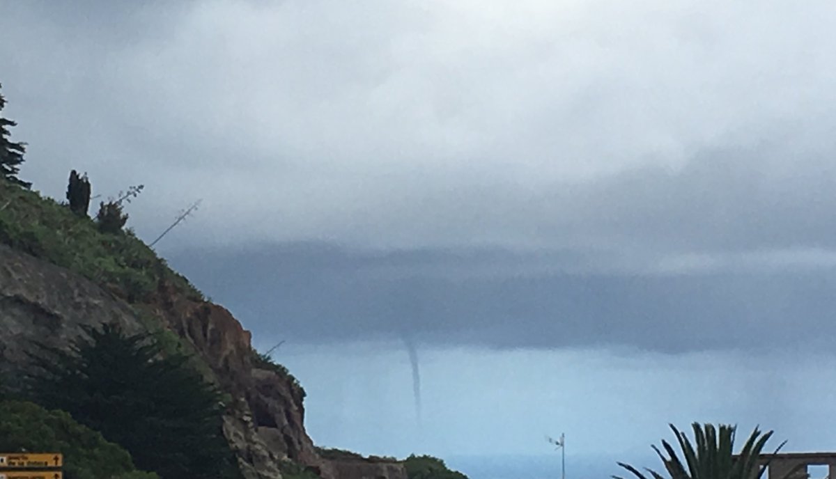 lex6902's tweet photo. Pues este fenómeno curioso hemos podido verlo frente a costa norte de #ElHierro, que opinas @MeteoRTVC https://t.co/jP4LKJkywJ