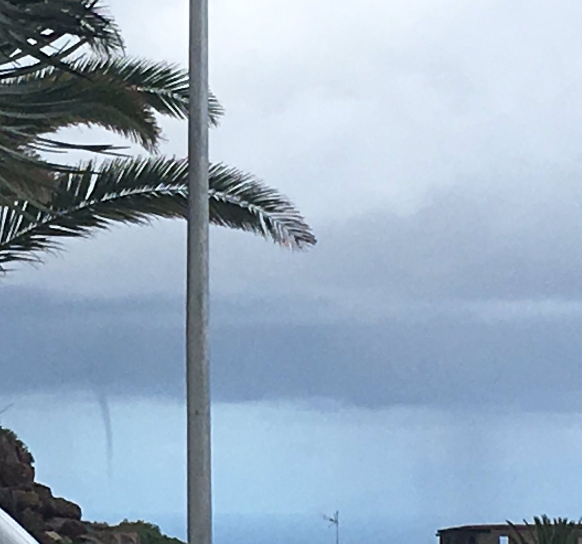 lex6902's tweet photo. Pues este fenómeno curioso hemos podido verlo frente a costa norte de #ElHierro, que opinas @MeteoRTVC https://t.co/jP4LKJkywJ