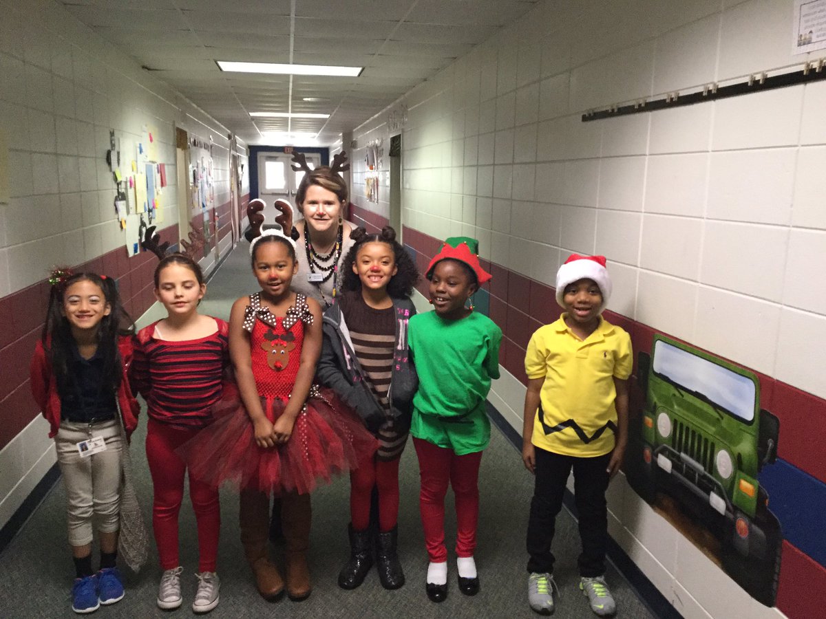 mccall_heidi's tweet photo. Students having fun dressing as their favorite holiday character! @alawsonFLE @sukaratana_lcss @Supt_LCSS https://t.co/mxMXKAVU9s