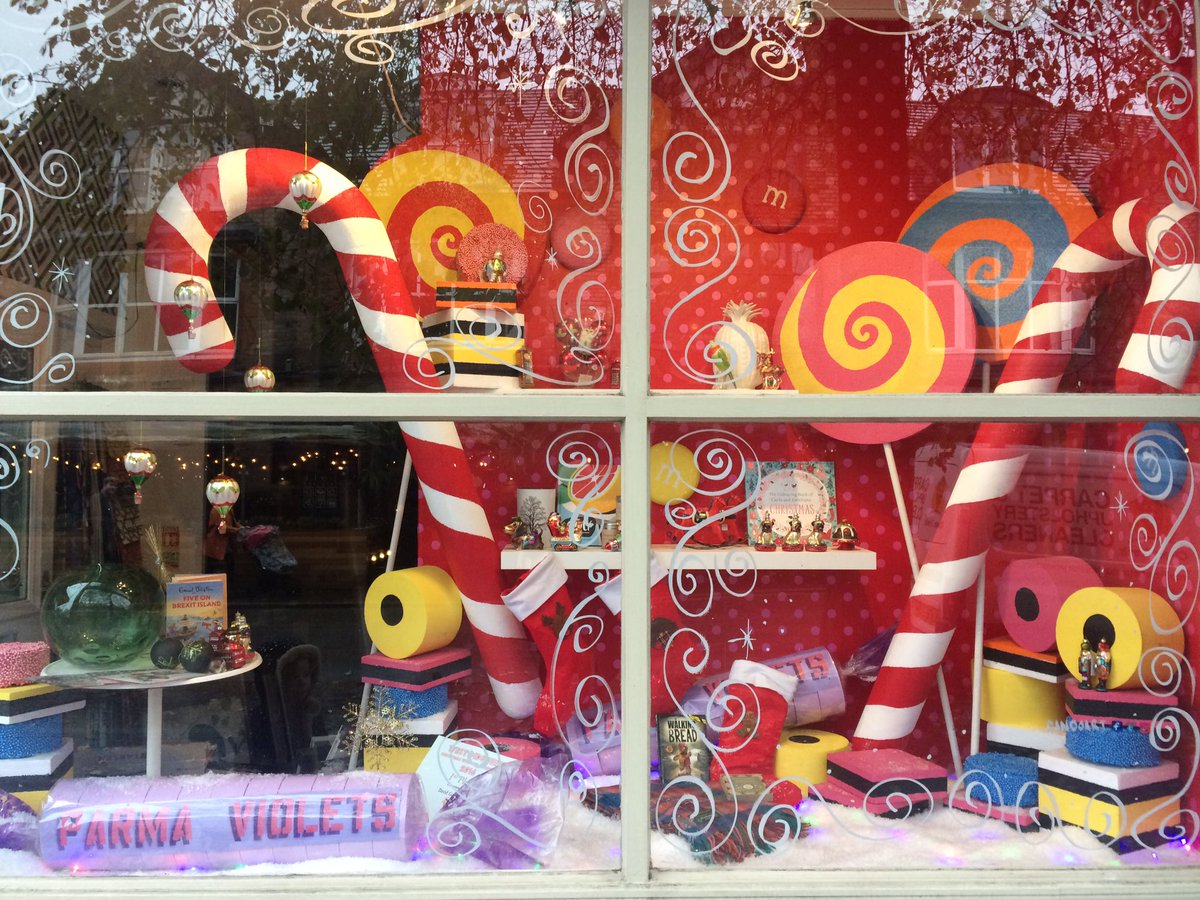 ObjectCollect's tweet photo. Now that's a festive window @DGavinDesign https://t.co/SnVW5Mavce