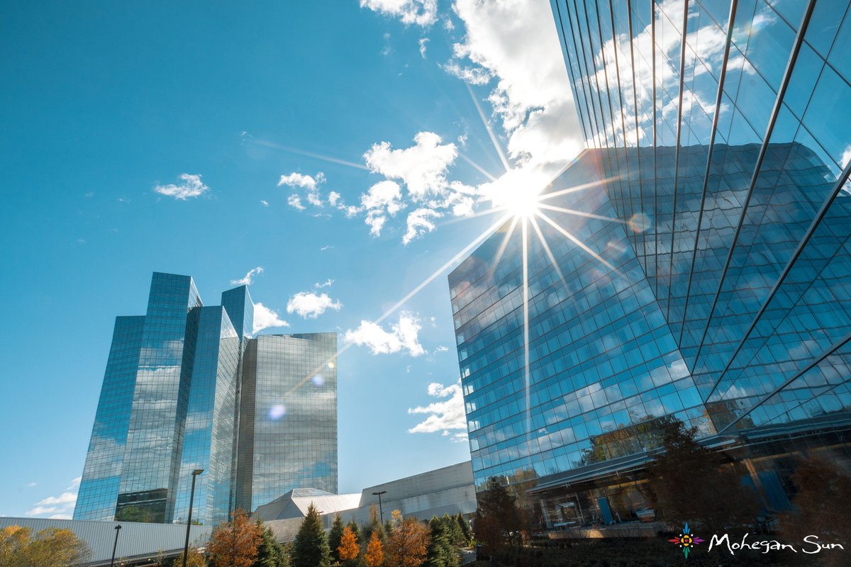 MoheganSun's tweet photo. Follow/RT for chance at overnight stay! 1 winner drawn-if we get 1k RTs by 5pm we'll pick 4 more! #MoheganHotelStay https://t.co/YIVhFZQy84 https://t.co/Pu8qHPWknc