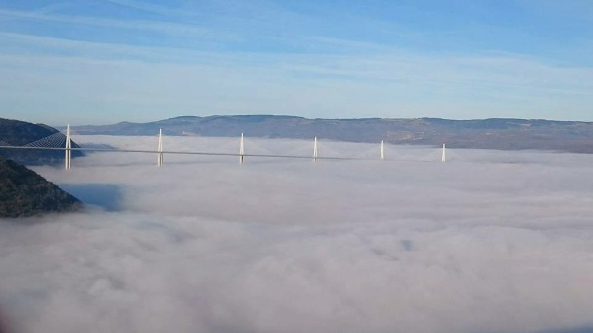 malika_56's tweet photo. #millau dans les nuages ce matin @FANAVEYRONfr https://t.co/9Dng8abM2B