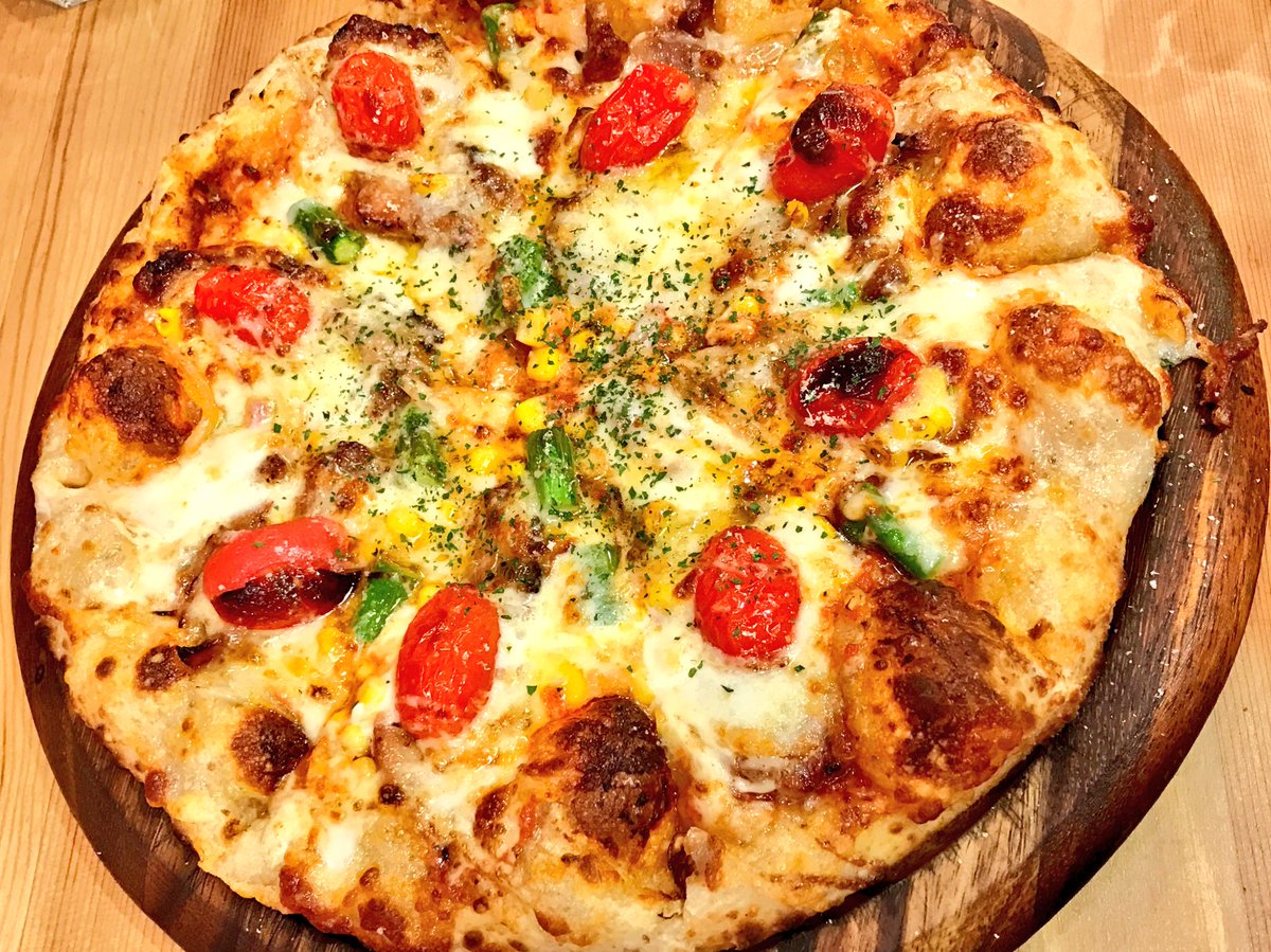 ট ইট র えみむめも サーモンパークにあるピザ屋さんの窯焼きピザ 生地がもちもちふわふわで外側はカリッとしていて塩加減が絶妙 すんごい美味しかった シェフは町田から移住して来た方と 二子玉川から移住して来た方とのこと