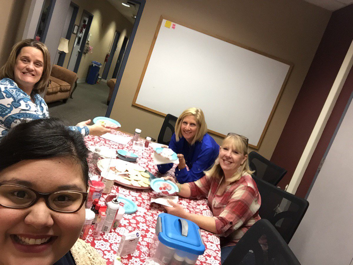 MsTrejo2's tweet photo. Thx admin we're happy to start our day w/a sweet treat! @JoleneHidalgo @happytobeahusky @darynpolanco @sarahntrue @smoren11 @ReadDanceTweet https://t.co/T7Yir2ahwx