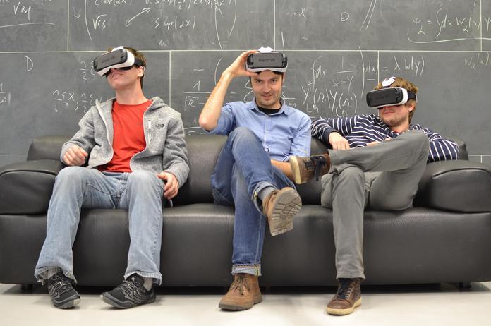 ugent's tweet photo. "#UGent schrijft virtuele geschiedenis" @k_vanacoleyen zet virtual reality in als leertool voor relativiteitstheorie https://t.co/KOBPC5qMbZ https://t.co/NY1FkYipmG