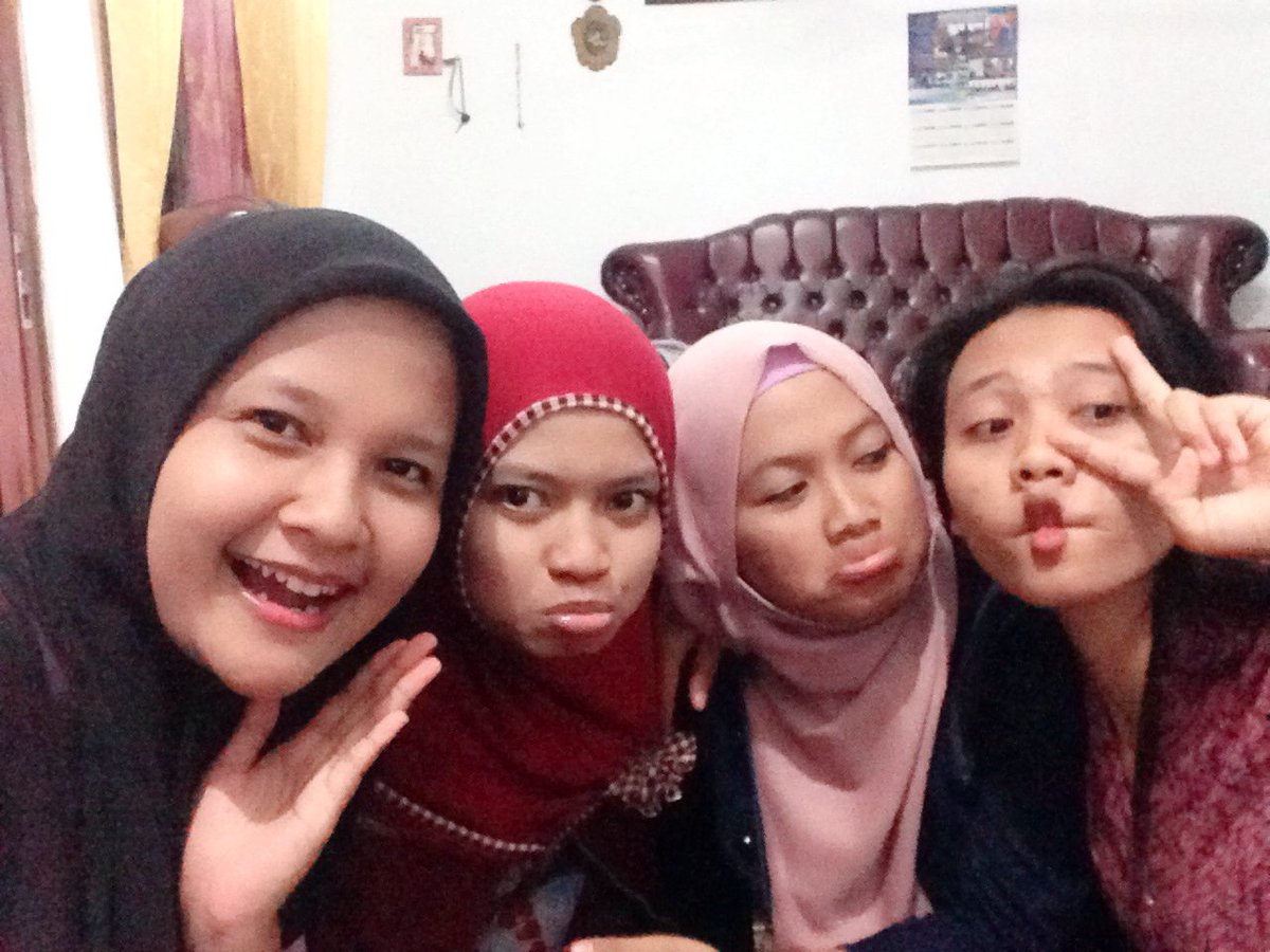 nisaaaa25's tweet photo. AKHIRNYAA TEMUKANGEN JUGA SETELAH SEKIAN ABAD 😩😜 Lafyuhhh 😚💞 @novyanuraeni @Ratnana28  @NPS_Ani kleannn warbyasahhh 😍😍😍 https://t.co/srAYbsYL6S