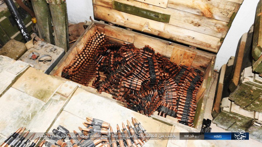 оружие и техника трофеи. пальмира сирия колонна. трофеи пальмиры. трофеи игил в пальмире. пальмира дагестан.