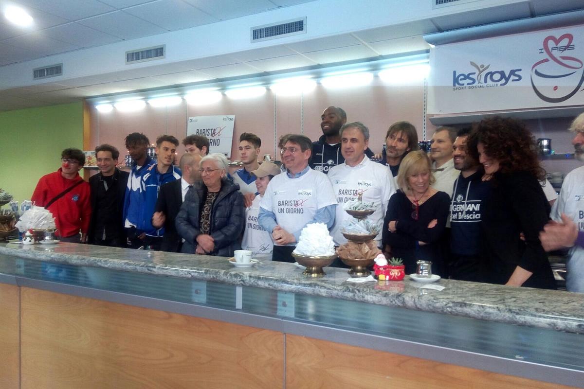 Leonessa e solidarietà: Marcus Landry e Alessandro Magro all'evento 'Barista per un giorno' #GoLeonessaGo - bit.ly/2hfPp48