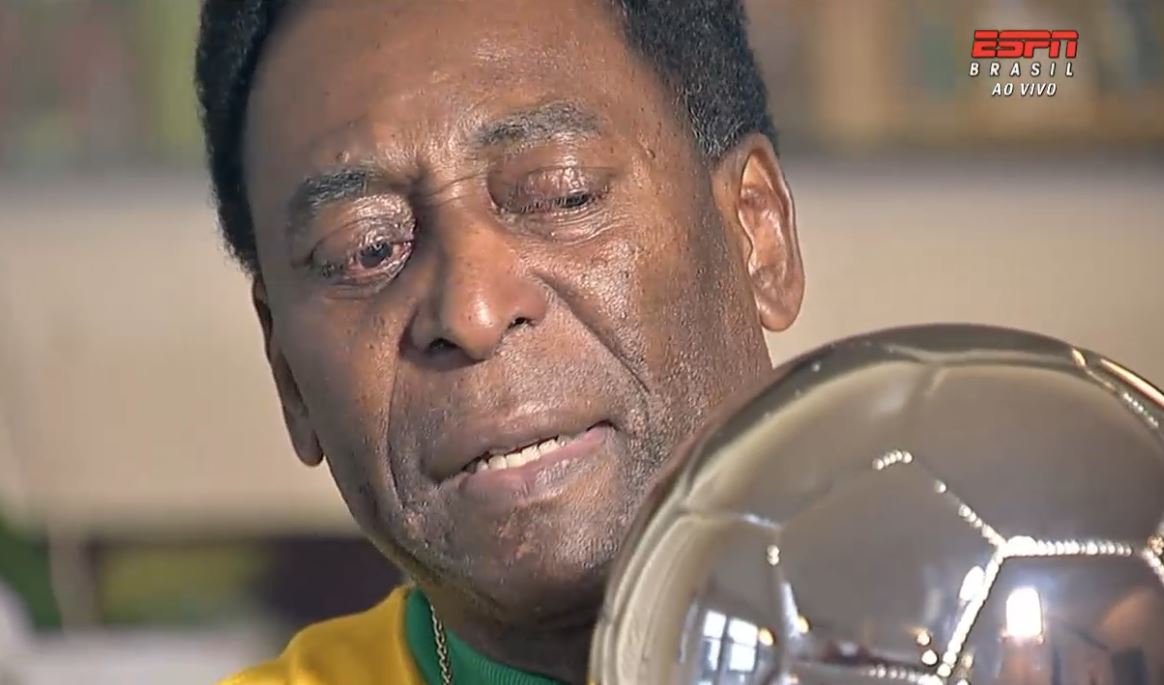 ESPNBrasil's tweet photo. Pelé chora ao receber a Bola de Prata pela primeira vez.
#BoladePrataESPN https://t.co/hdlFzkz9F4