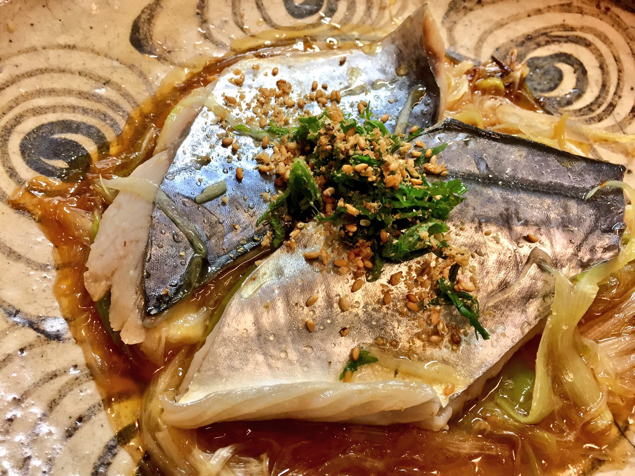 おりえ サワラの中華蒸しが美味しく出来て大満足 鰆は少し塩をして フライパンに白髪葱を敷いて胡麻油と酒まぶして鰆乗せて蓋すんのよ そんで胡麻油ちょいとみりん オイスターソースと牡蠣醤油を大匙1ずつ混ぜたものを回し掛けて出来上がり 金胡麻と