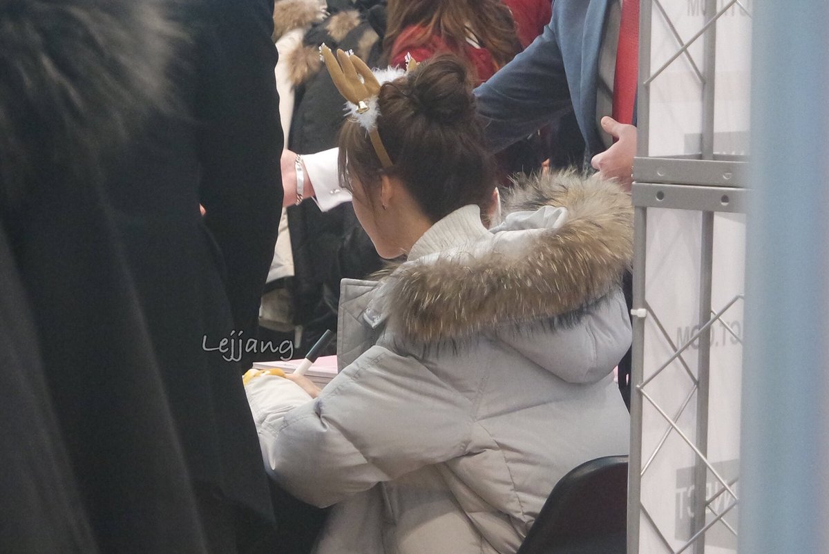 [PIC][02-12-2016]YoonA tham dự sự kiện Fansign "Love & Thanks Festival!" của thương hiệu H:CONNECT tại Gangnam Flagship Store vào chiều nay - Page 4 CzfRybTVEAECCKa