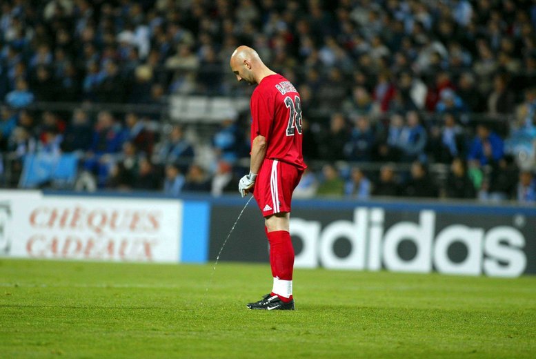 Info_FootDirect's tweet photo. Quand #Barthez s'accordait une pause pipi en plein match https://t.co/ucvBVpmwOh