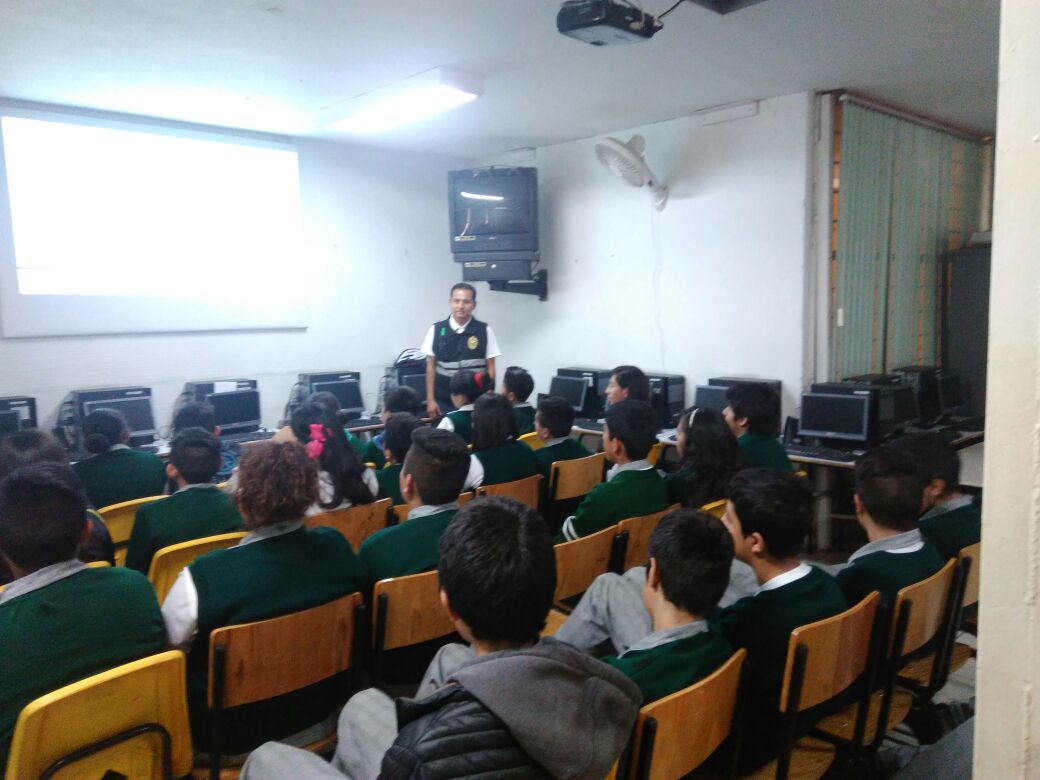 RafaelLunaSP's tweet photo. Platica #PrevenciónDeAdicciones Esc #Sec106 AntonioBallesterosUsano 3ra Secc Tlatelolco #DGSP en #ElCorazónDeMéxico https://t.co/DmFeH75G0Y