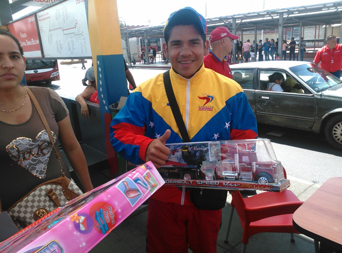 Ningún Venezolano cambiara la alegría en familia y las hallacas por la guarimba
#CaracasNavidadEnPaz. <a href="/DanielPSUV/">Daniel Aponte.</a> <a href="/NicolasMaduro/">Nicolás Maduro</a> <a href="/dcabellor/">Diosdado Cabello R</a>