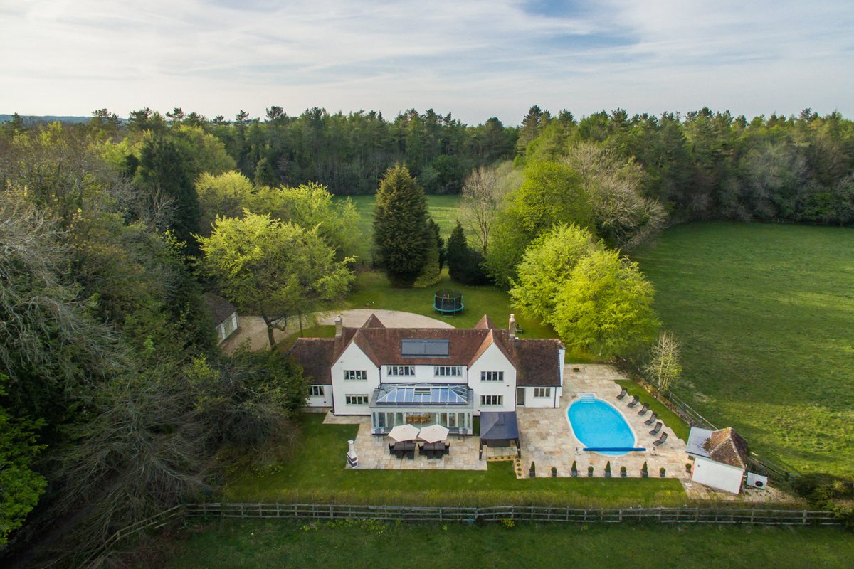GIVeProperties's tweet photo. This could be your wonderful and luxurious holiday home in the Cotswolds... book in to The White House. https://t.co/eyq5H5ICoC