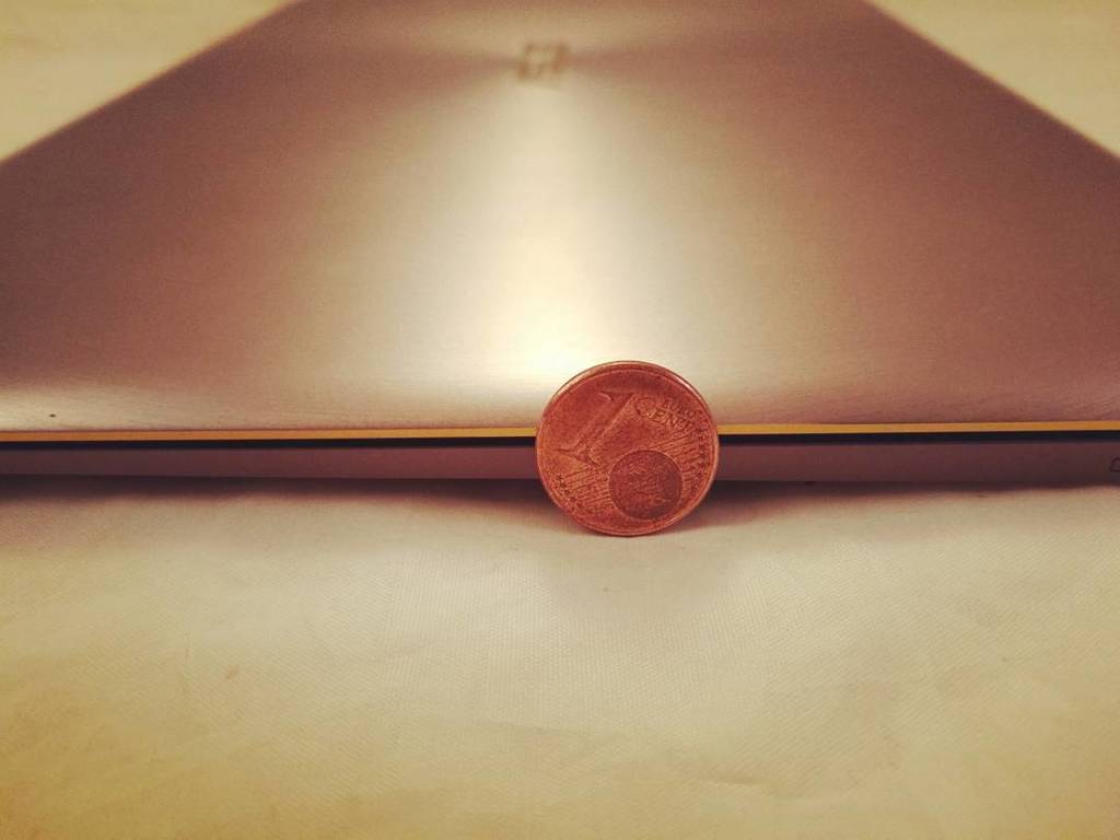 LtPaterson's tweet photo. Le #Zenbook3 est aussi fin qu'une pièce de 1 centime oO #ZenvolutionParis https://t.co/ZWEOLXgEfW https://t.co/eIY3nP5KL1