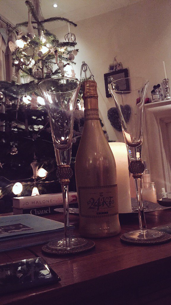 RonanParke's tweet photo. pre-Christmas dinner with my beautiful family.. I'm so lucky 💛🌟 https://t.co/eaRjYMpyGd