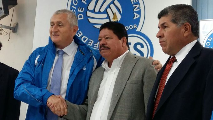 Eduardo Lara Moreno es el nuevo tecnico de El Salvador. Czfl4M0XgAQxFgx