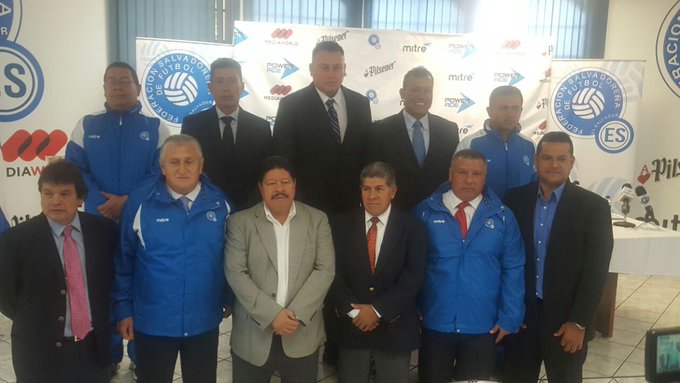 Eduardo Lara Moreno es el nuevo tecnico de El Salvador. Czfl4M5XgAActTp