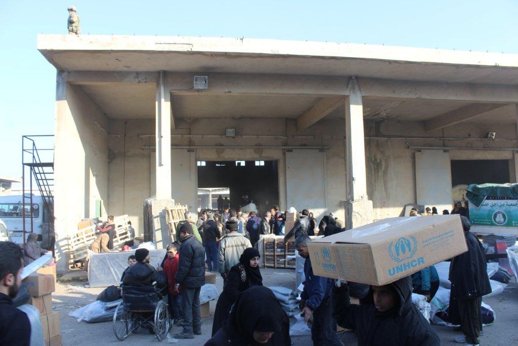 UNHCRinSYRIA's tweet photo. .@Refugees distributes relief items; incl winter clothes, thermal blankets,sleeping bags to thousands of Syrians displaced from E #Aleppo https://t.co/u69qxSL759
