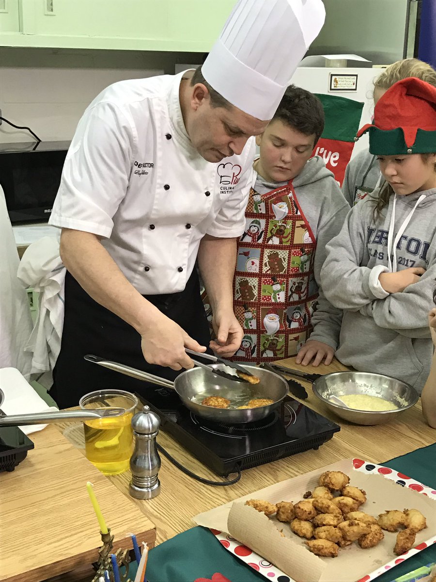 EnglishMTL's tweet photo. Mmmmmmmmmmm! It's #LatkeTime! @CTVMontreal #SOG2016 @merton_school with @LGrahamCTV &amp; #ChefDoug from @PiusCulinary! https://t.co/TKoiGTy5mH