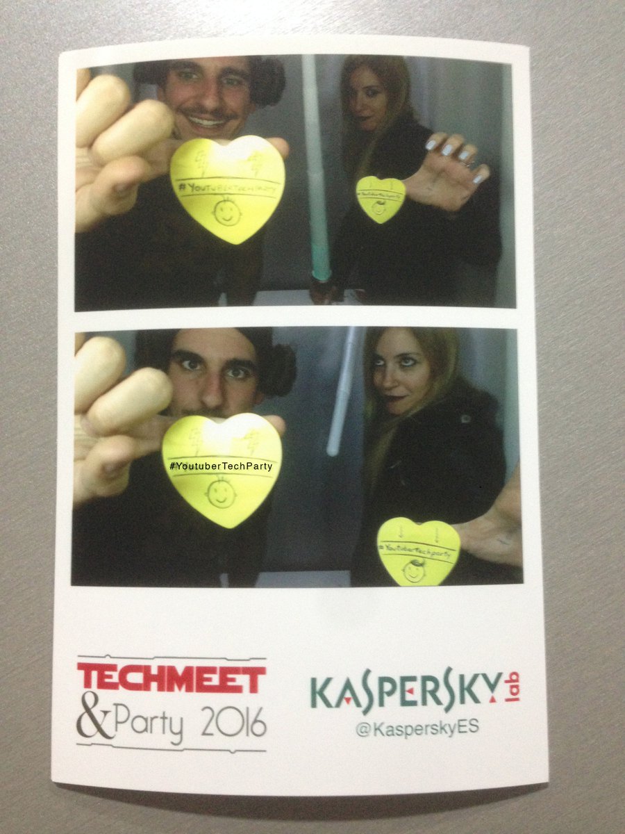 MartaMotaDesign's tweet photo. Nosotros nos atrevemos con el fotomatón de #YoutuberTechParty! ¡Que la fuerza os acompañe! @prnoticias @albersf9 @KasperskyES https://t.co/Fb5KUSg6vo