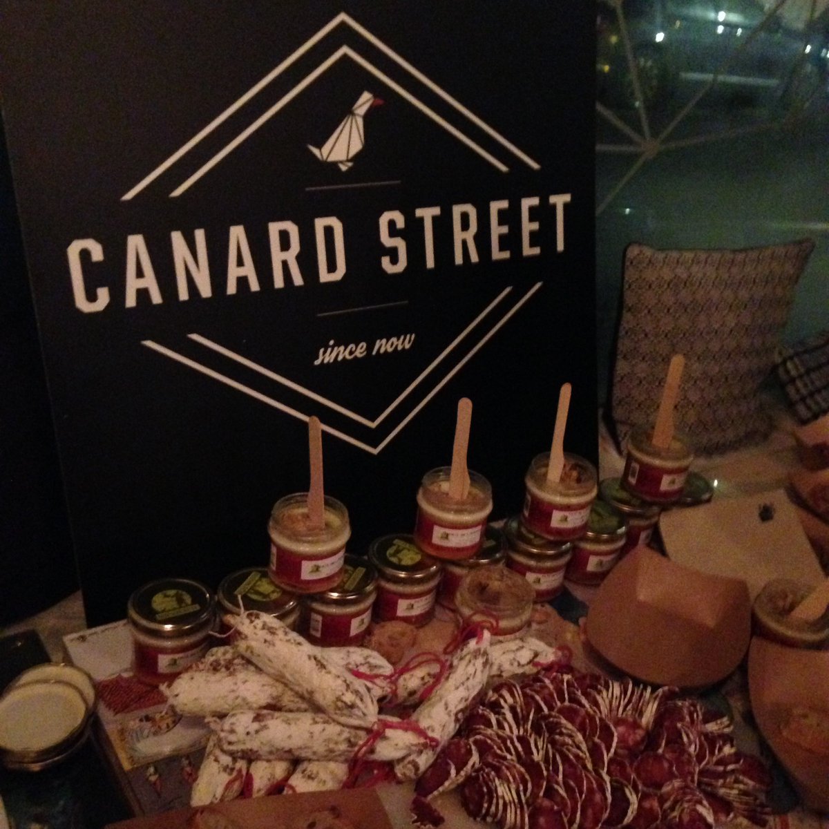 barainnovations's tweet photo. #JEFMeetup1 merci à @JEFLABEL pour l'invitation ! Buffet au top signé #canardstreet #startup #entrepreneurs #rencontres https://t.co/ndalSxQRQf