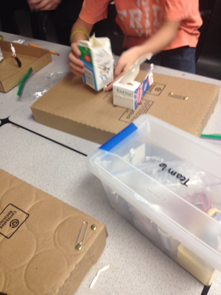 emeKing5th's tweet photo. Building along w a complete circuit and switch #CelebrateMonday #edchat https://t.co/g9JOpBiED2