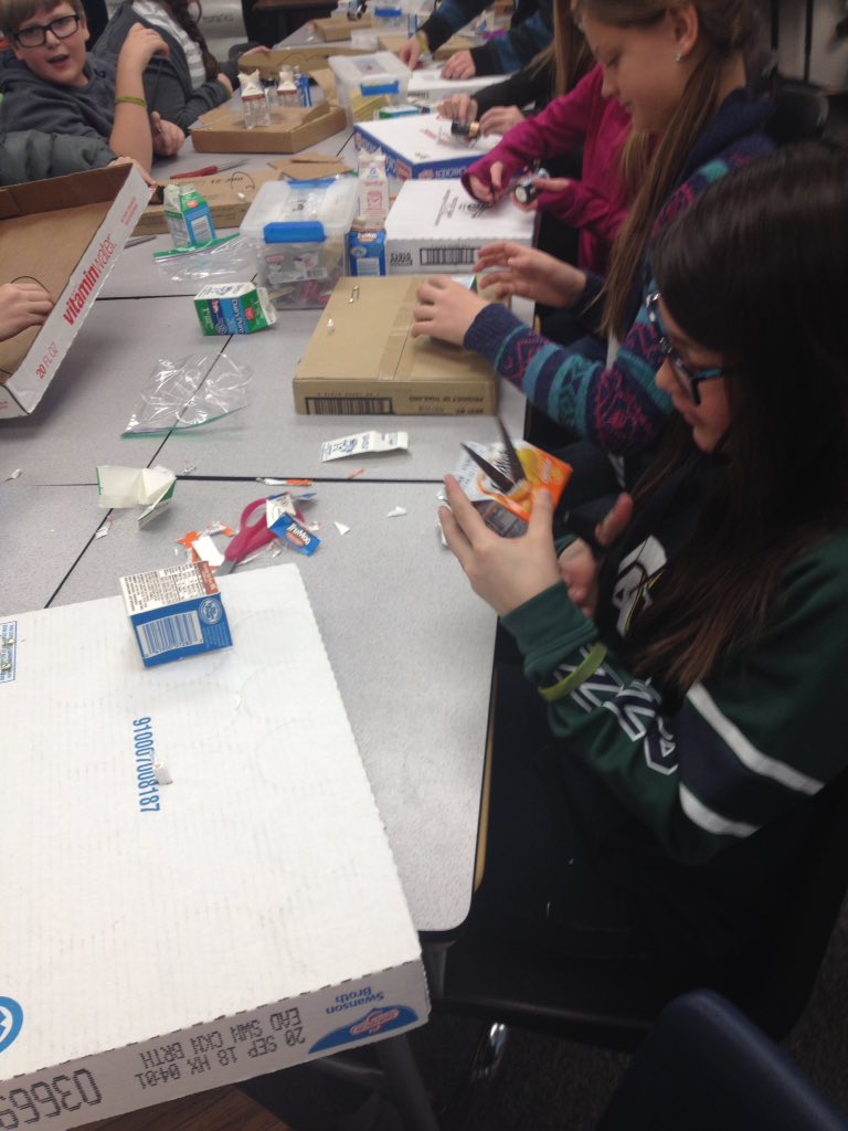 emeKing5th's tweet photo. Building along w a complete circuit and switch #CelebrateMonday #edchat https://t.co/g9JOpBiED2