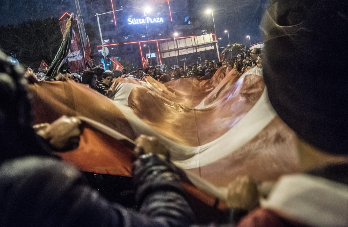 Taraftarlardan dev protesto yürüyüşü buff.ly/2hqEiUg