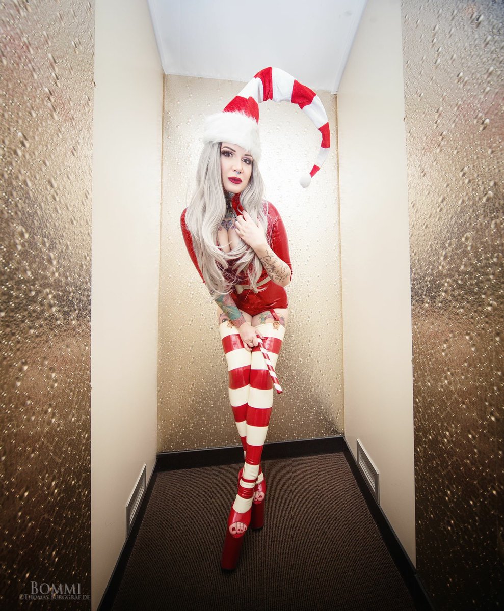 Christmas is almost here 🎅🏻🌲🎅🏻 Photo by Bommi. Latex from <a href="/inner9/">Inner Sanctum Latex</a> ❤️❤️❤️ #christmas #santa #latex #innersanctum #fetish #tights #pleaser