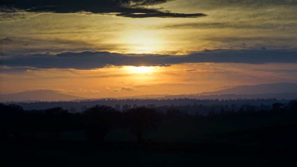 Looking towards #Bridgnorth & CleeHills #Shropshire #sunset #ThePhotoHour @ThePhotoHour  500px.com/photo/187844651