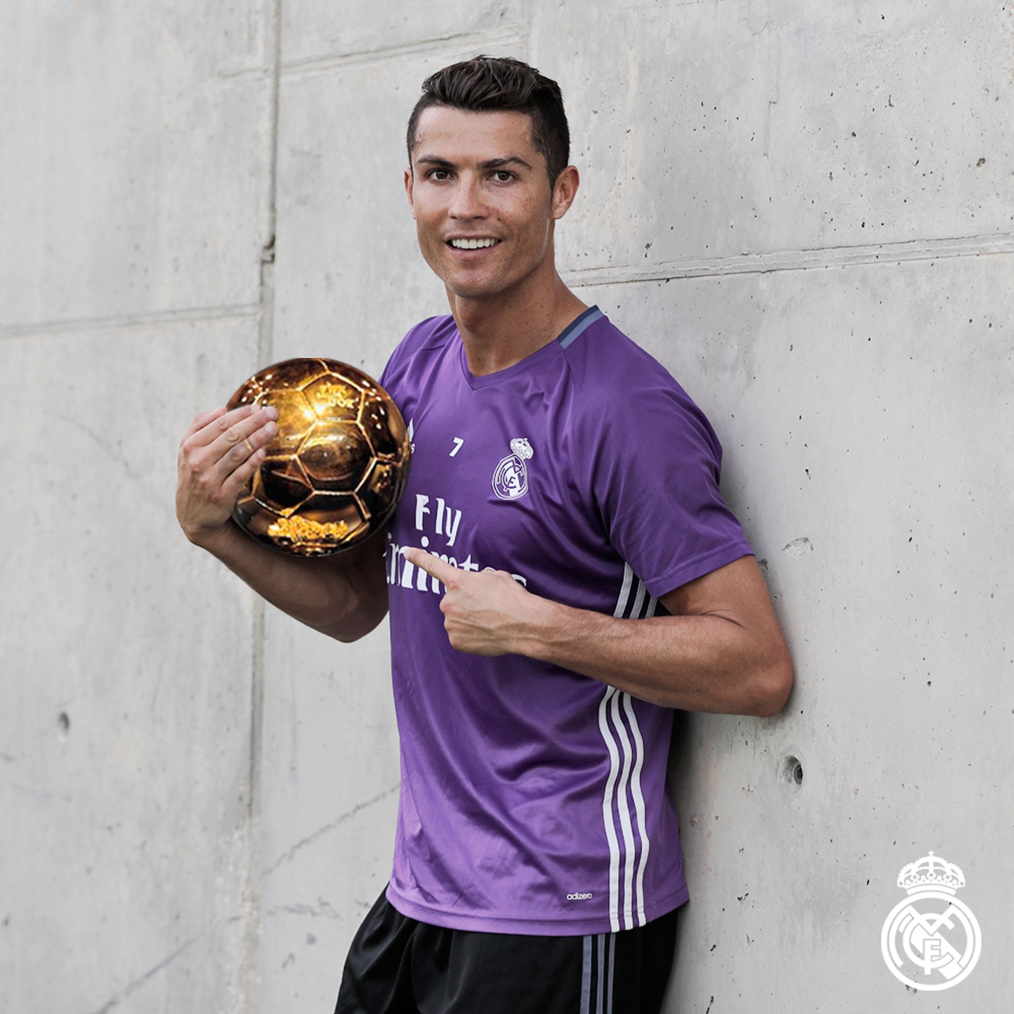 Confuso Sala Siesta Real Madrid C.F. on Twitter: "⚽⚽⚽⚽ @Cristiano Ronaldo gana su cuarto Balón  de Oro. 👉 https://t.co/QAeTJ1SEPl #HalaMadrid #RealMadrid  https://t.co/RwUGvXKogI" / Twitter