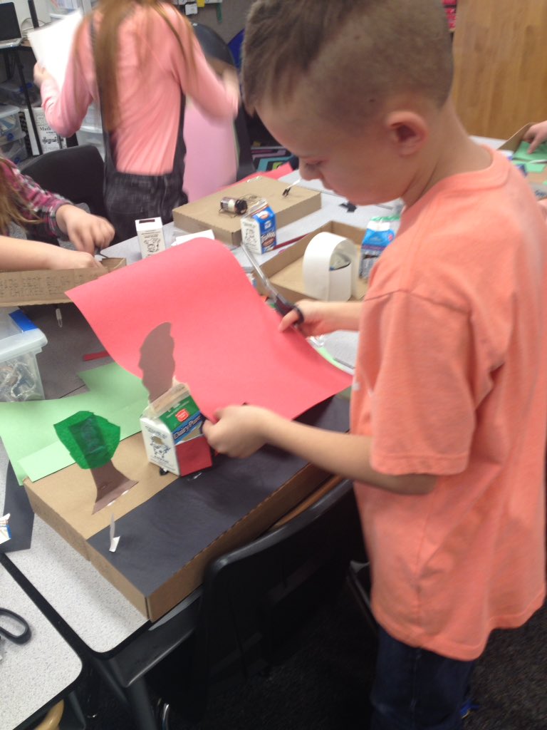 emeKing5th's tweet photo. Creating w building a complete circuit FUN! #stem  #making @ElkMeadowsElem https://t.co/r92jmpzFo6