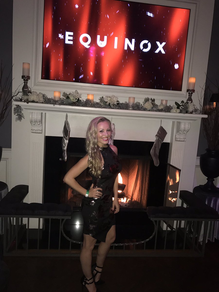 Ahhh! So much fun &amp;&amp;&amp; they had tacos lol so much fun ! #bestholidayparty #equinox #family #barrehard #bodywoodfit #boulevard3 #danceallnight