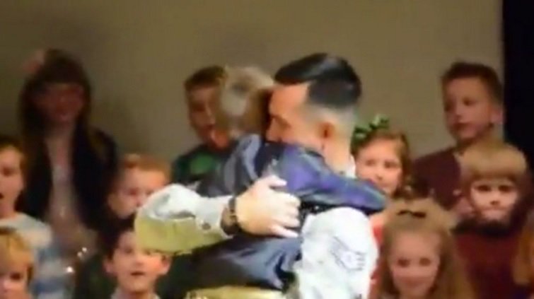 WATCH VIDEO Air Force dad surprises son after letter to Santa bit.ly/2hmo6ps https://t.co/Wn94N37Rst