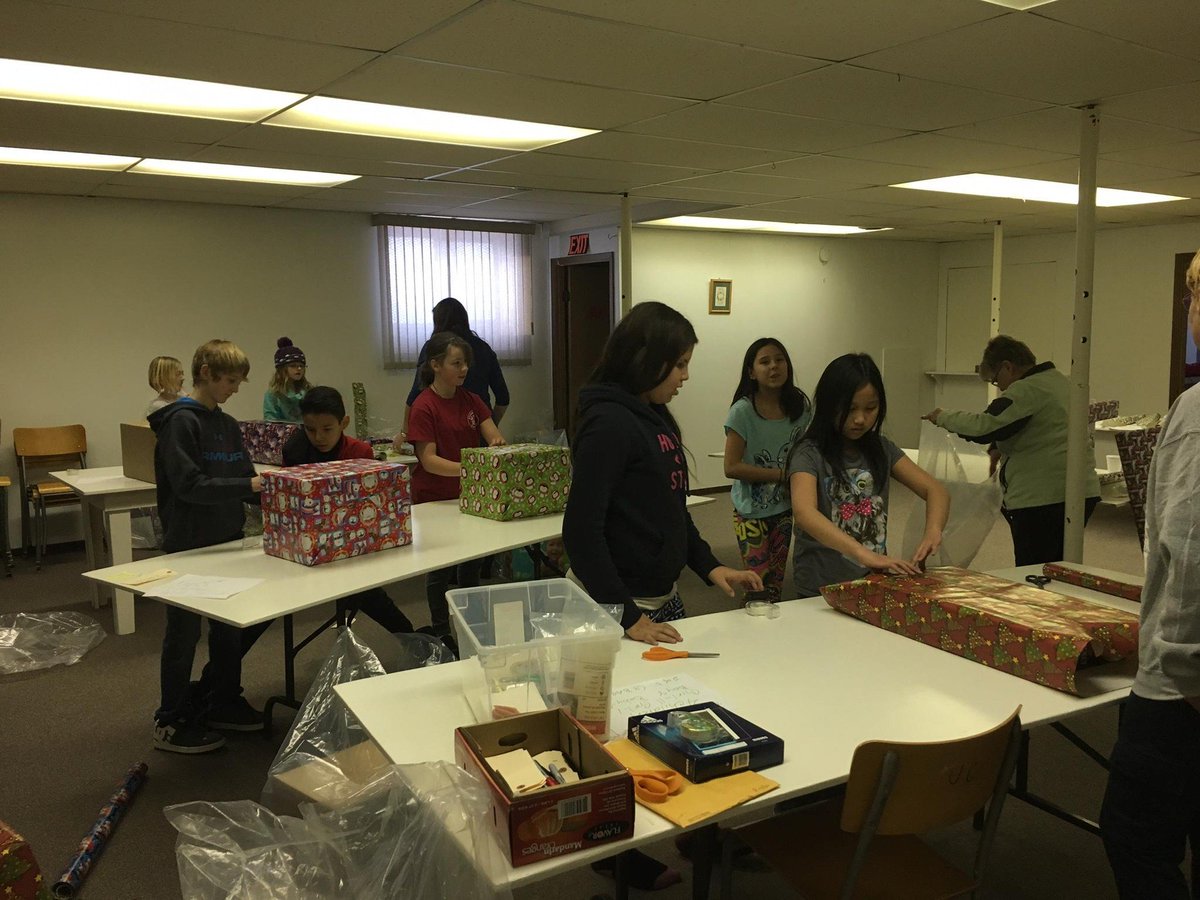 ngpshge's tweet photo. HGE Leadership students wrap gifts for Santa's Anonymous. Tis the season to be giving. #banditpride https://t.co/1Wu40bYur5