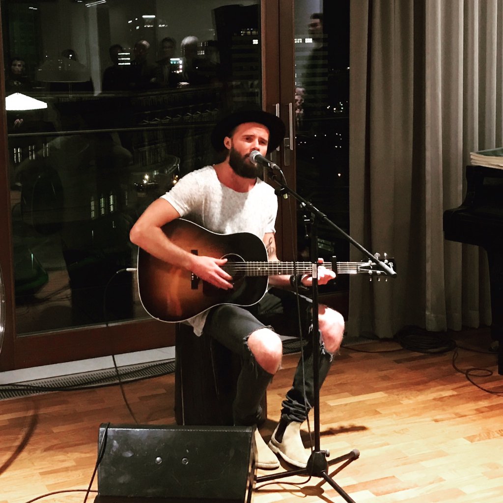 Der talentierte #Niila <a href="/AusFinnland/">Aus Finnland</a> <a href="/musicfinland/">Music Finland</a> Empfang mit Min. <a href="/KaiMykkanen/">Kai Mykkänen</a> &amp; der Deutschen #Musikindustrie