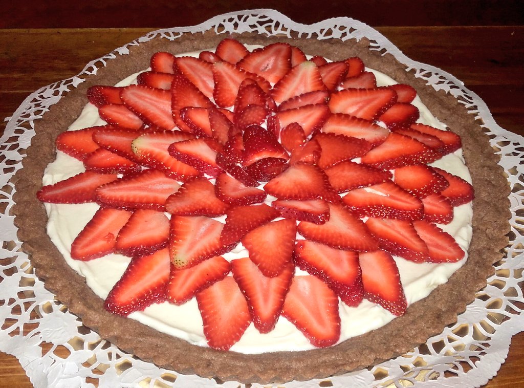 PasteleriaCL's tweet photo. Tarta de chocolate con crema y frutillas 🍓 #Pastelería #CakesLovers https://t.co/WC0Jtk39Bf