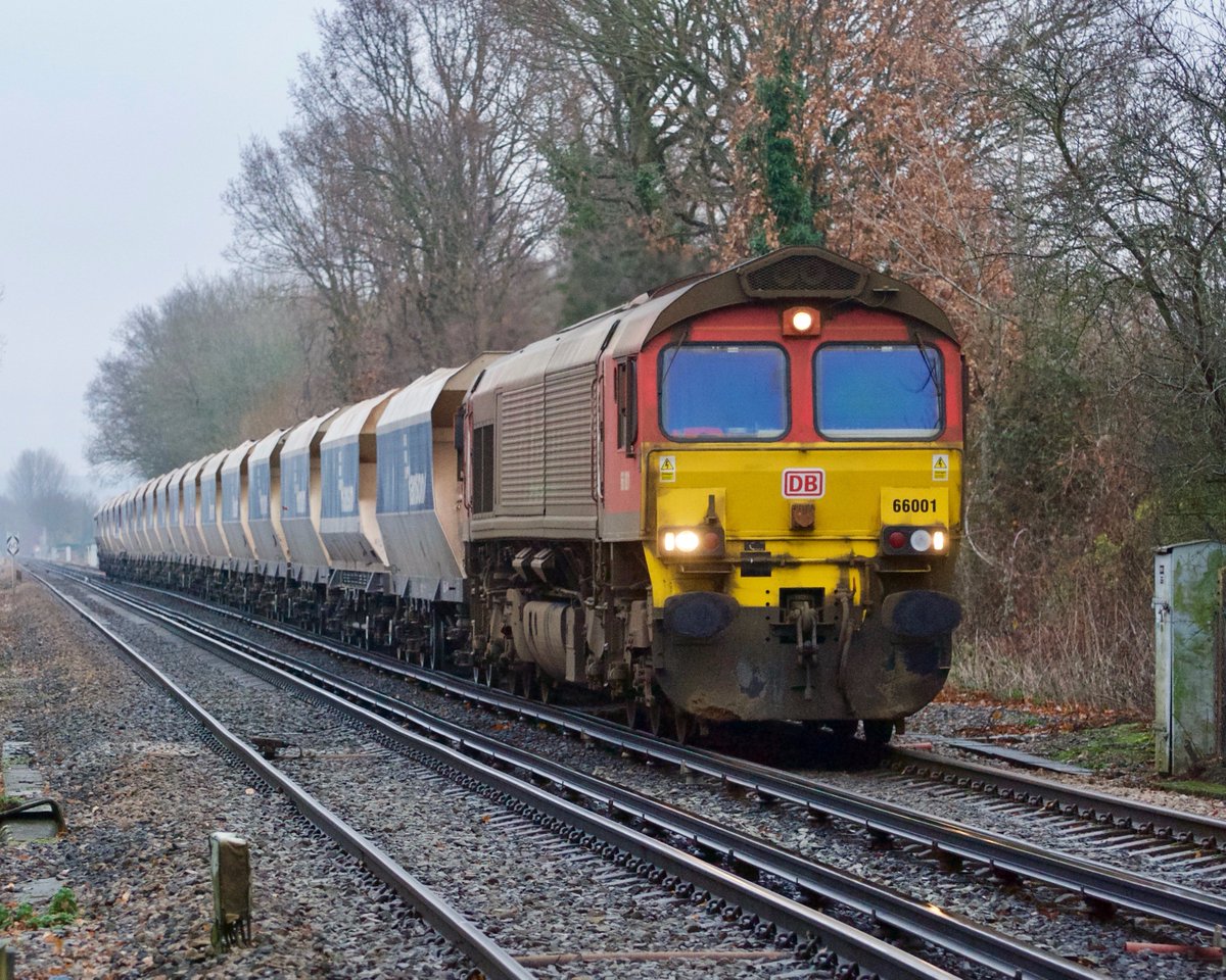 MedFreightFan's tweet photo. #Class66 001 on a damp #MedwayValleyFreight #LewishamDiverts at 1300 today near #Beltring with Allington to Whatley #Shed #VerkerhrsRot https://t.co/zQtEZ0B9EQ