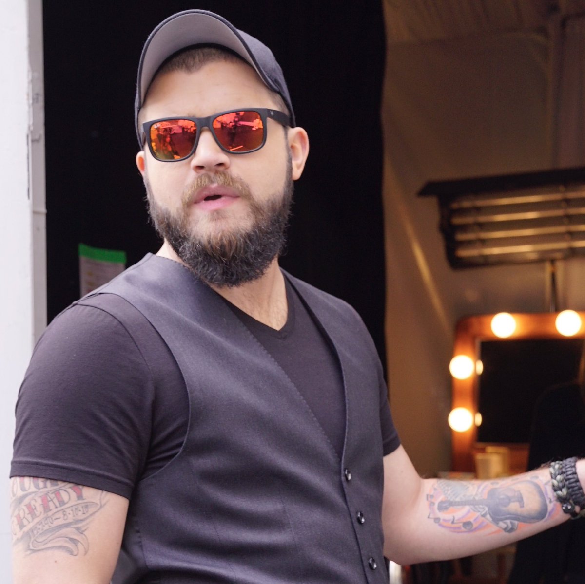 NBCTheVoice's tweet image. Take it all in. Selfie it up. It's #VoiceFinale time. 👍