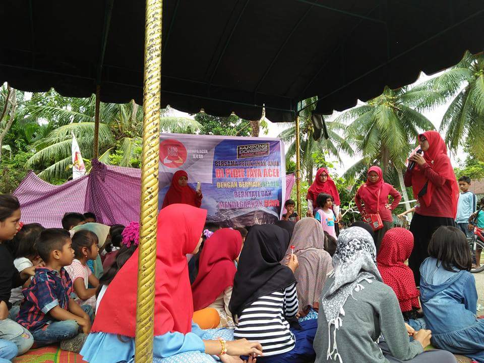 kampungdongeng's tweet photo. #KaDoPeduli memberi arti pada anak-anak #PidieAceh melalui cerita #KampungDongeng https://t.co/fZSJq0Sazy
