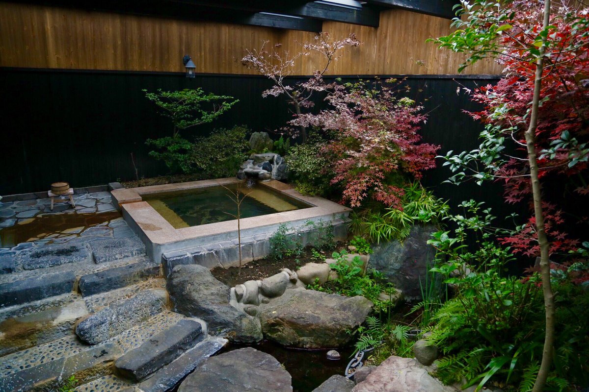 ropross's tweet photo. 昨夜の宿は植木温泉「ややの湯」でした。全6室露天風呂付の宿。木々の温もりある館内や部屋の雰囲気は良く、客室露天風呂はこれまで見たなかで一番の広さ。弱アルカリ性硫黄泉がざぶざぶ掛け流しなのも高ポイント。スタッフのホスピタリティも素晴らしく、これで1泊2食15000円はかなりのお得感 https://t.co/oH7gdqF9Ih